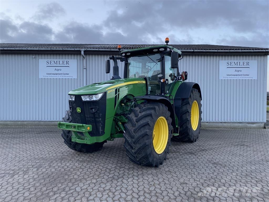John Deere 8370R Traktory