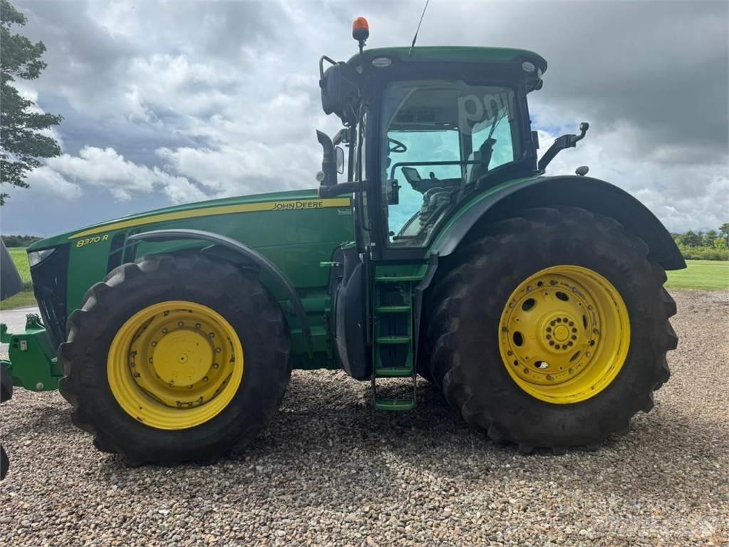 John Deere 8370R Traktory