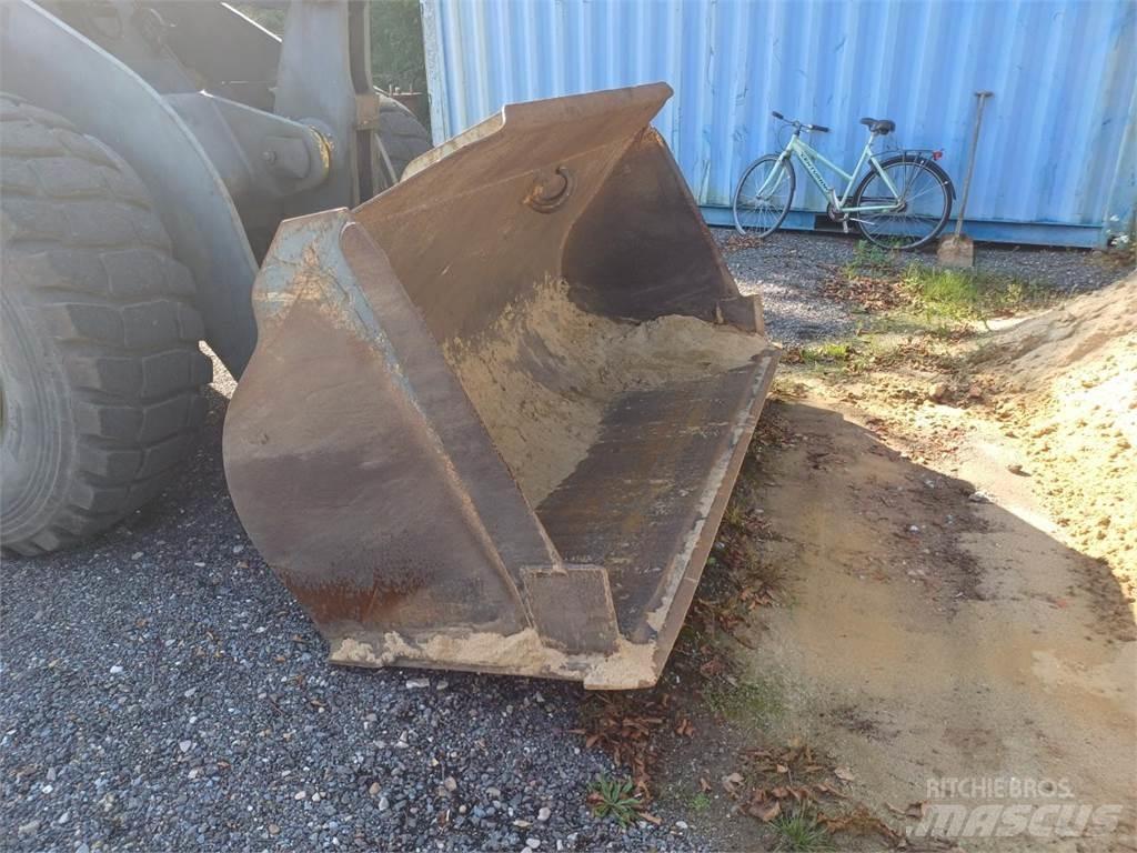 Komatsu WA270 Kolesové nakladače