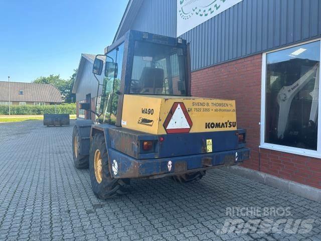 Komatsu WA90 Kolesové nakladače