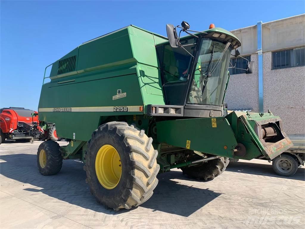 John Deere 2258 Kombinované zberacie stroje