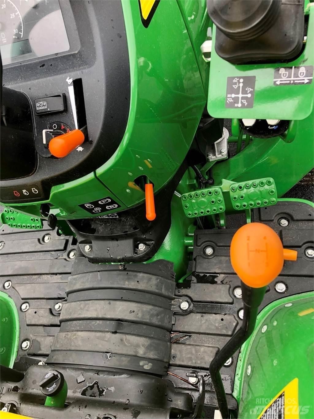 John Deere 3043D Traktory