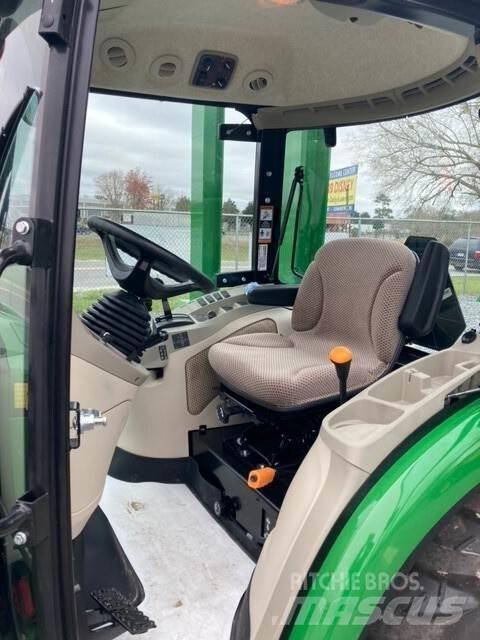John Deere 3046R Traktory