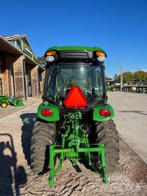 John Deere 3046R Traktory