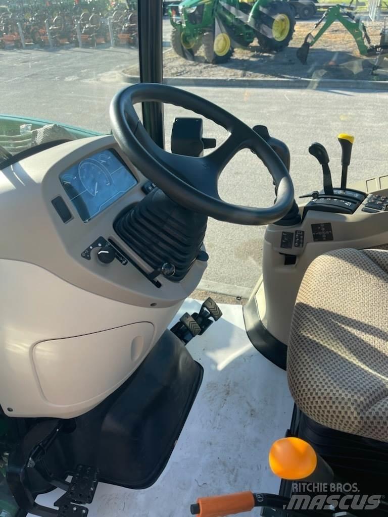 John Deere 3046R Traktory
