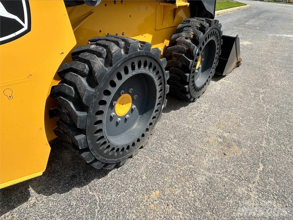 John Deere 318G Šmykom riadené nakladače
