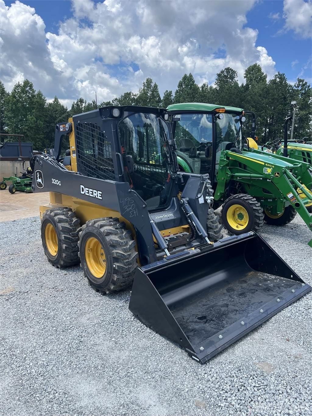 John Deere 320G Šmykom riadené nakladače