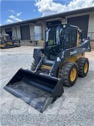 John Deere 320G Šmykom riadené nakladače