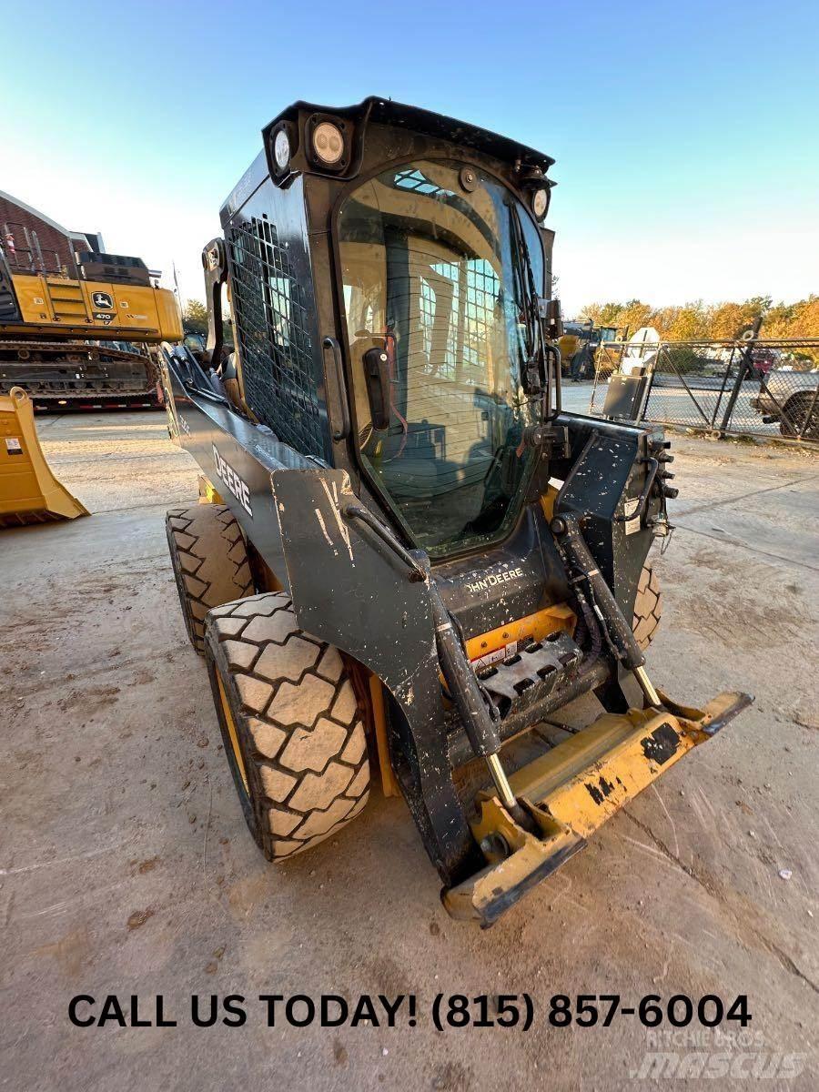 John Deere 320G Šmykom riadené nakladače