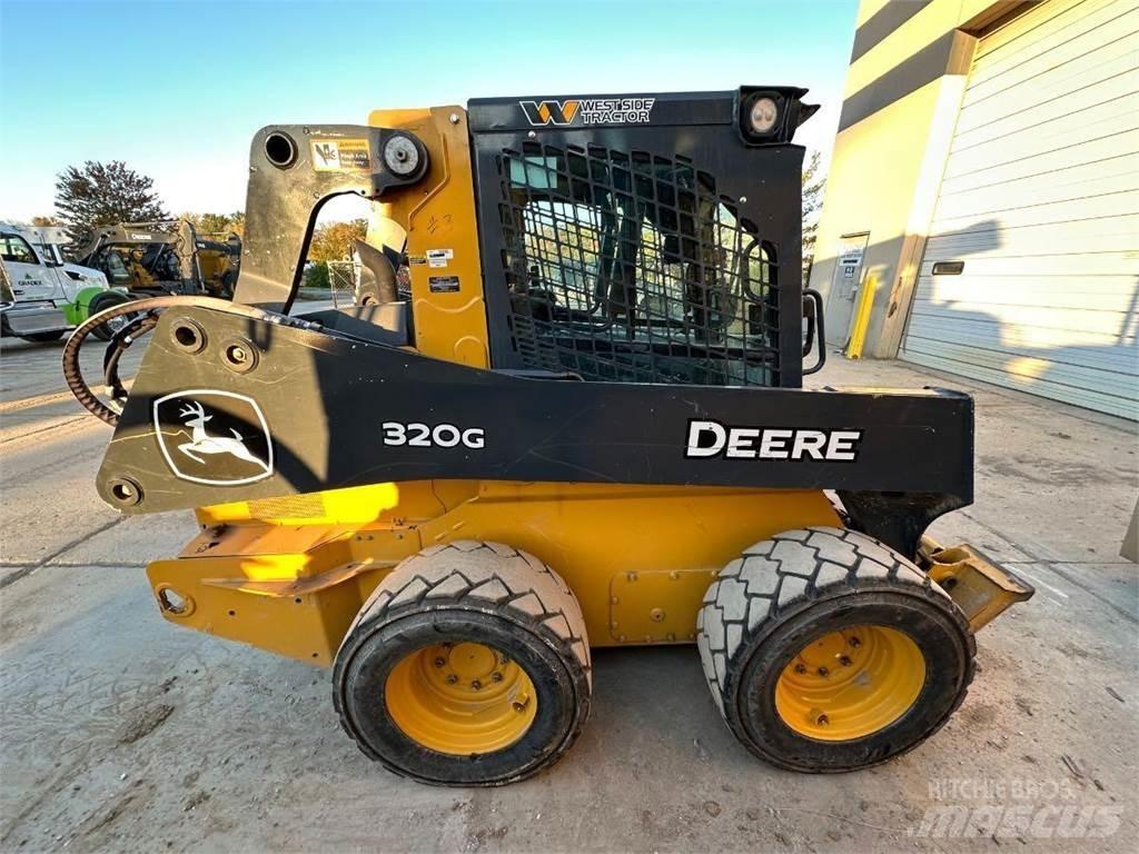 John Deere 320G Šmykom riadené nakladače