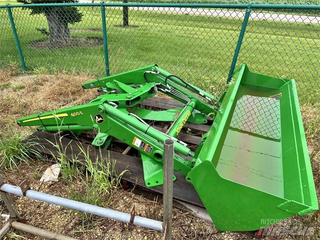 John Deere 400E Traktory