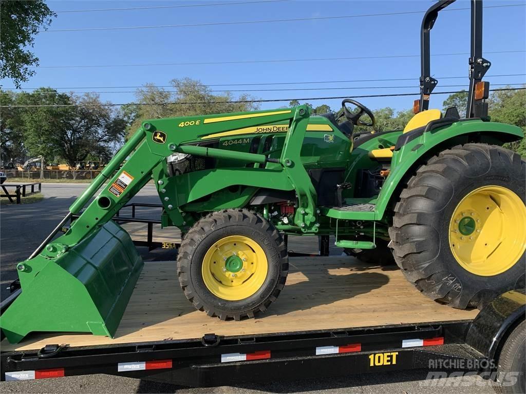 John Deere 4044M Traktory