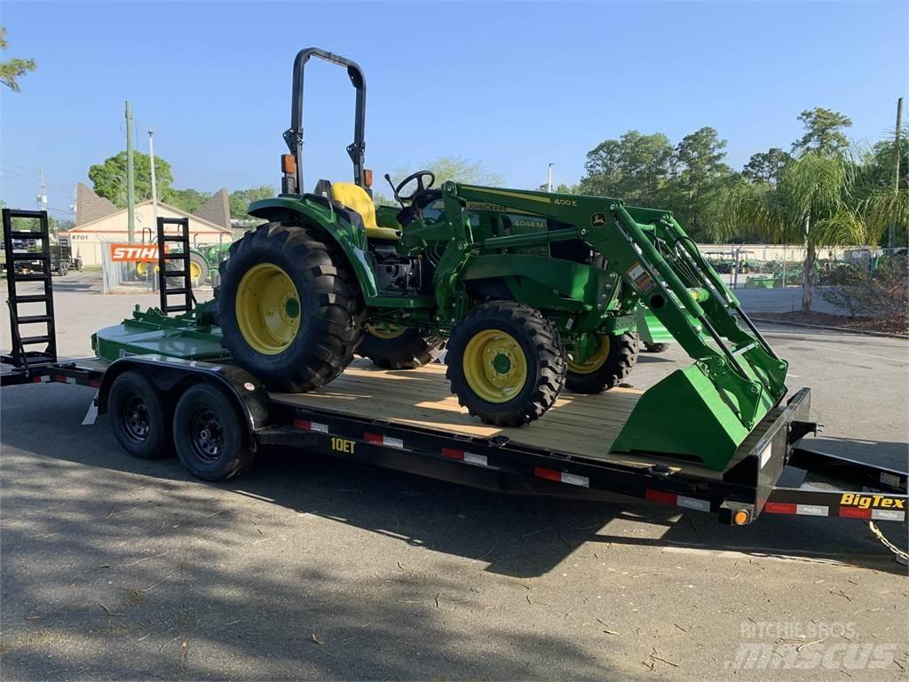 John Deere 4044M Traktory