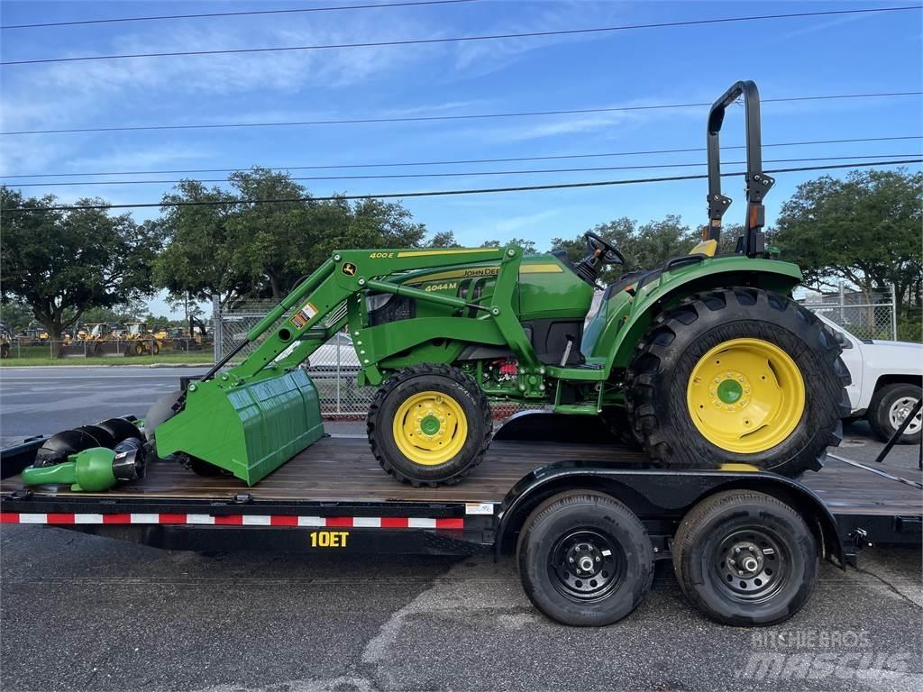 John Deere 4044M Traktory