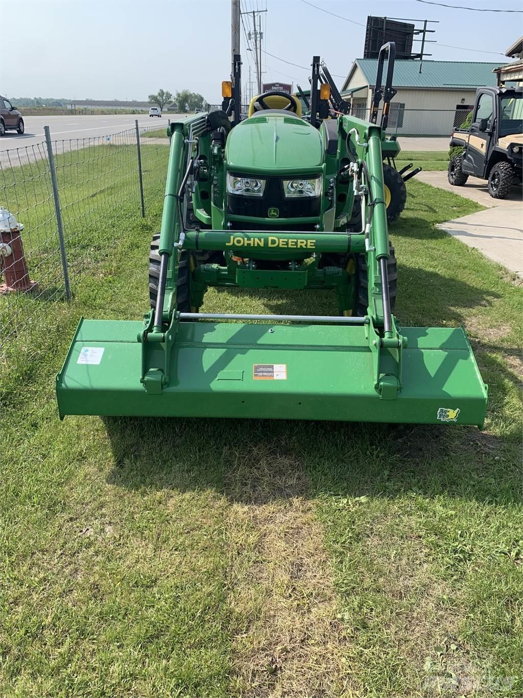 John Deere 4044M Traktory