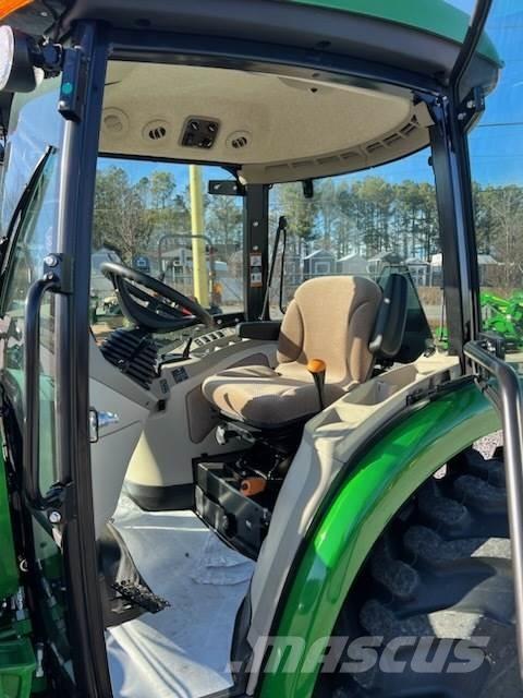 John Deere 4044R Traktory
