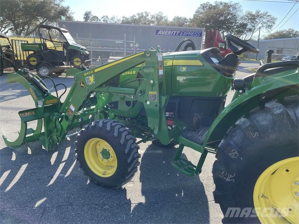 John Deere 4044R Traktory
