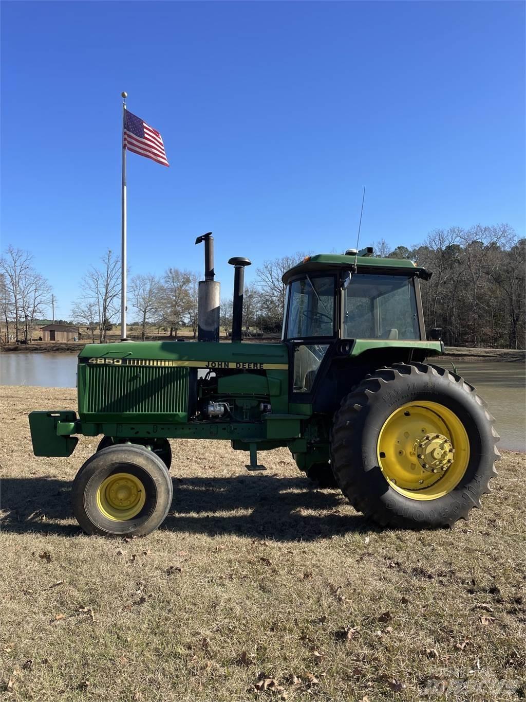 John Deere 4850 Traktory