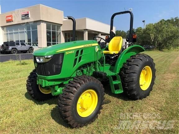 John Deere 5045E Traktory