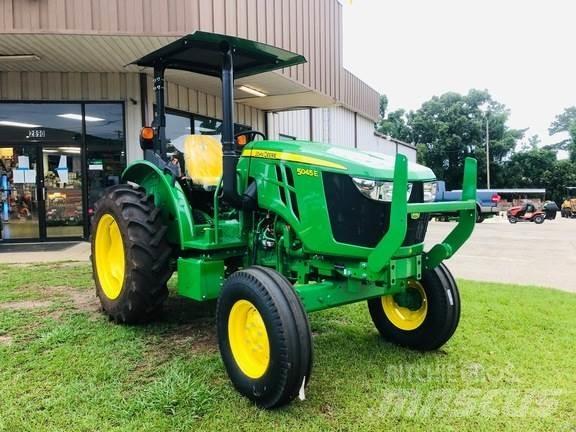 John Deere 5045E Traktory