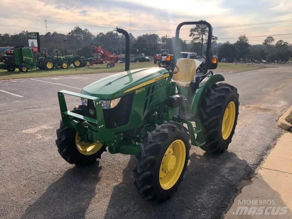 John Deere 5067E Traktory