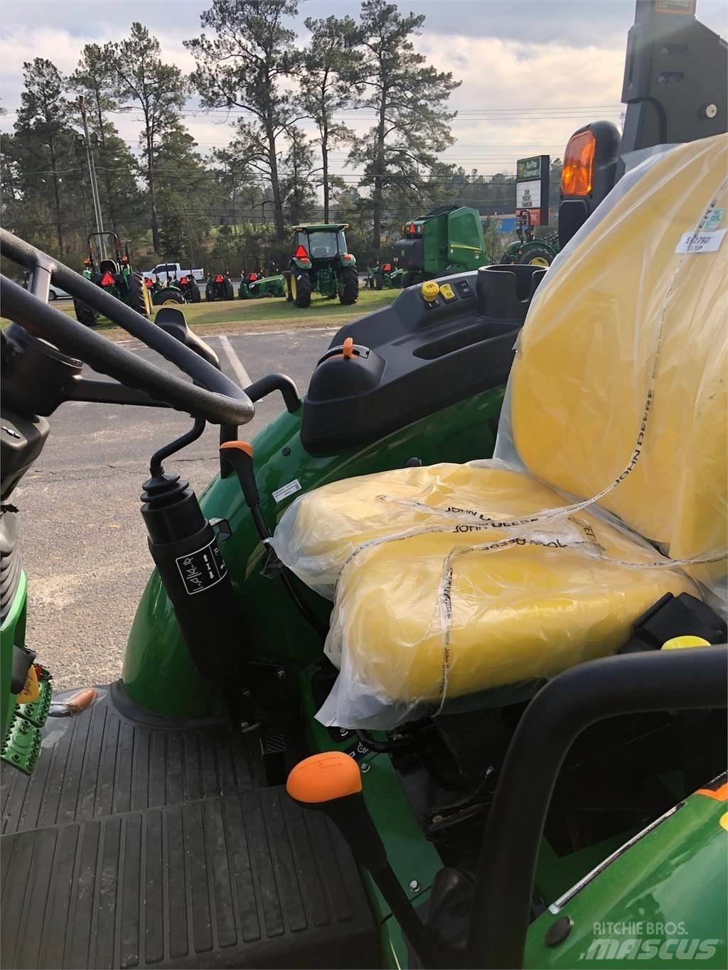 John Deere 5067E Traktory