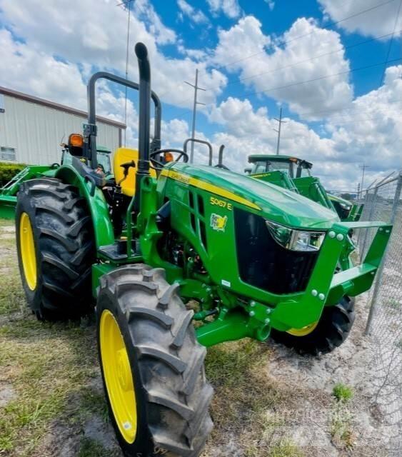 John Deere 5067E Traktory