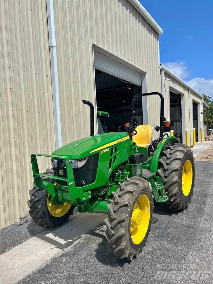 John Deere 5067E Traktory