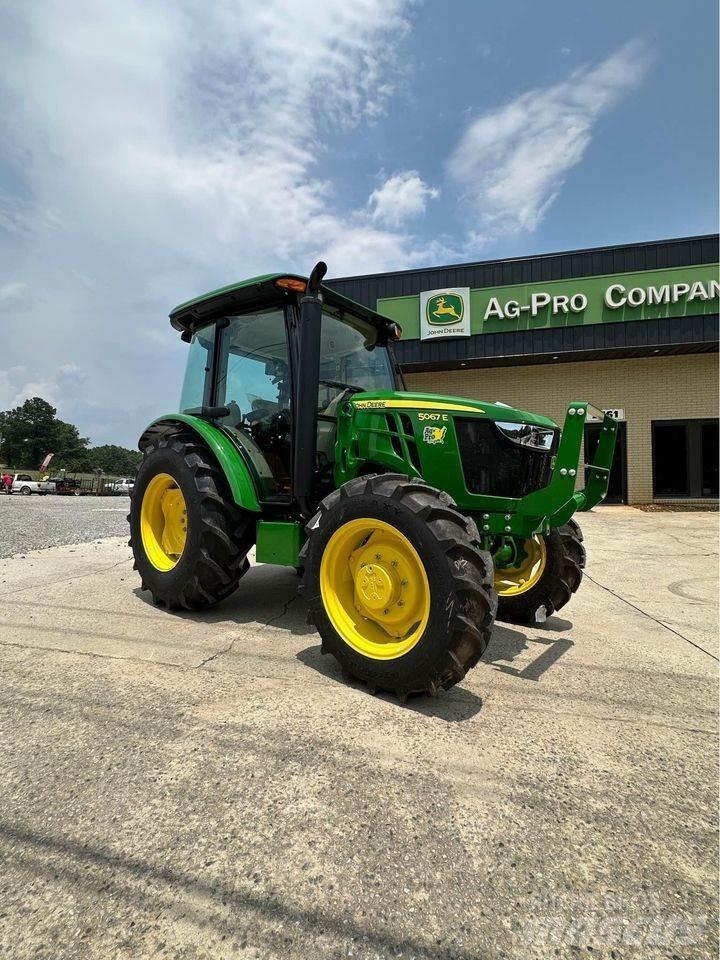 John Deere 5067E Traktory