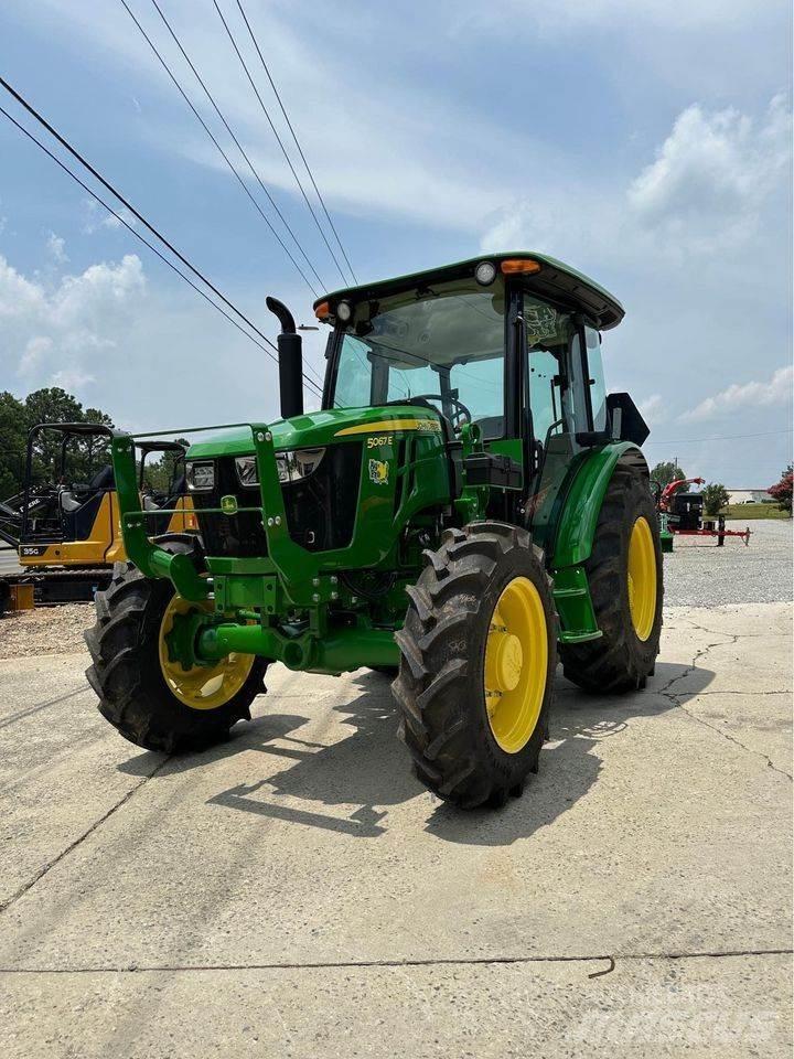John Deere 5067E Traktory