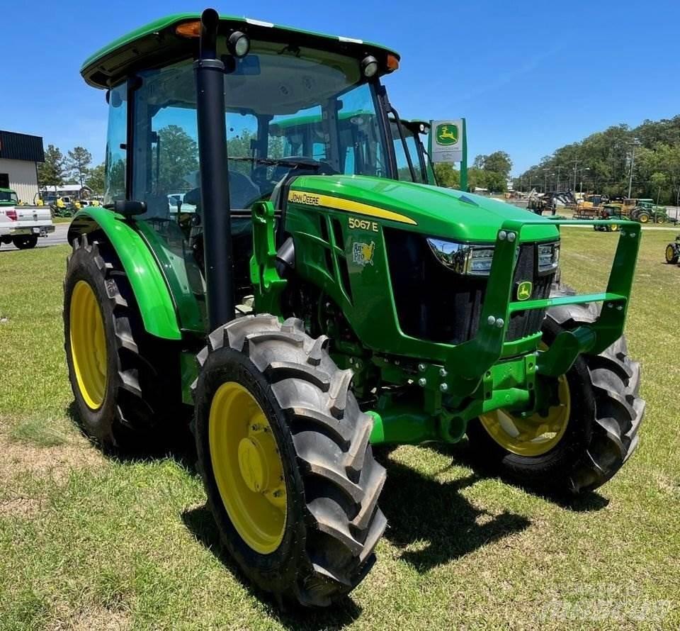 John Deere 5067E Traktory