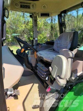John Deere 5125M Traktory