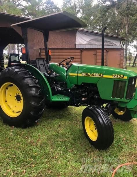 John Deere 5205 Traktory