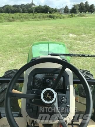 John Deere 6105E Traktory