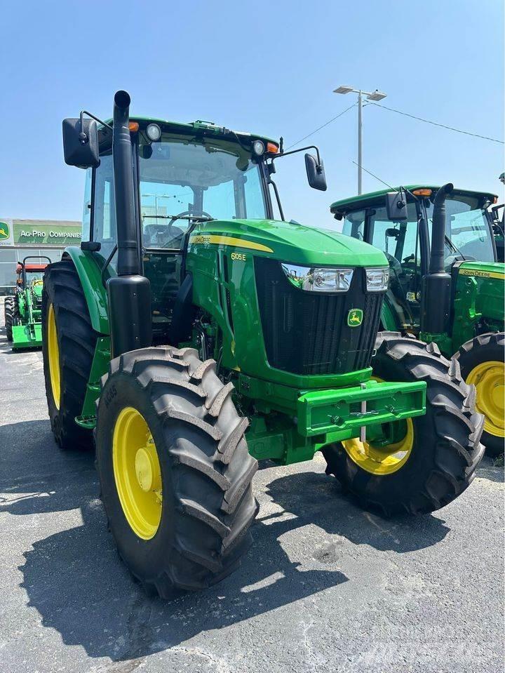 John Deere 6105E Traktory