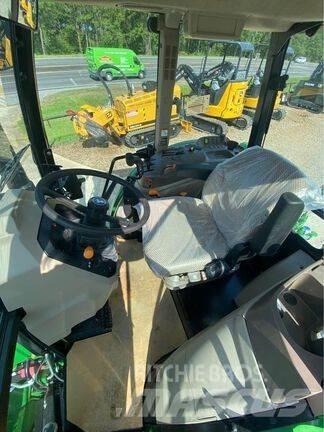John Deere 6105E Traktory