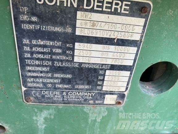 John Deere 6910 Traktory