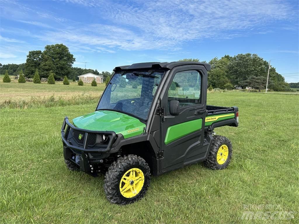 John Deere 835M Úžitkové vozne