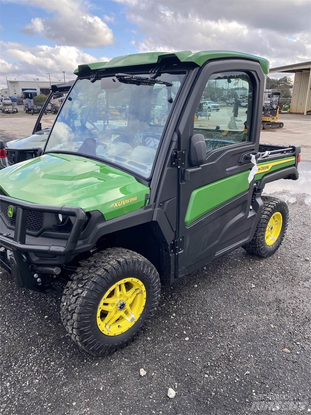 John Deere 835R Úžitkové vozne