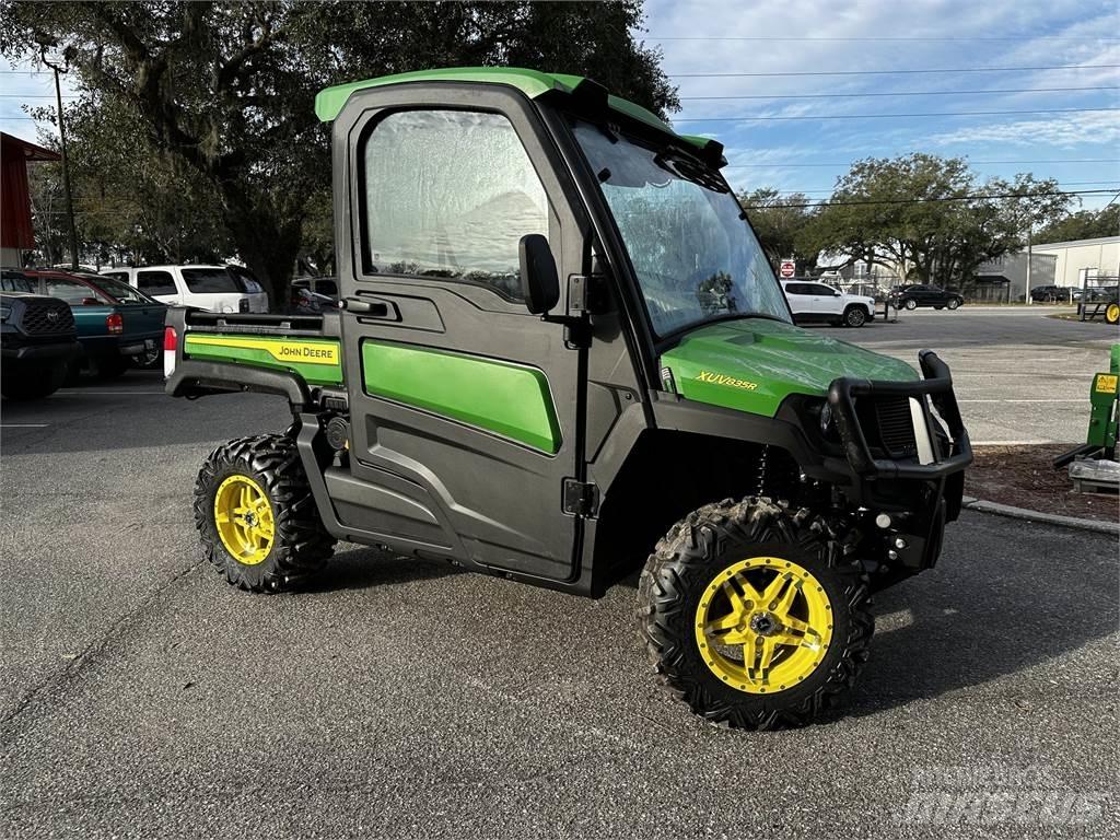 John Deere 835R Úžitkové vozne