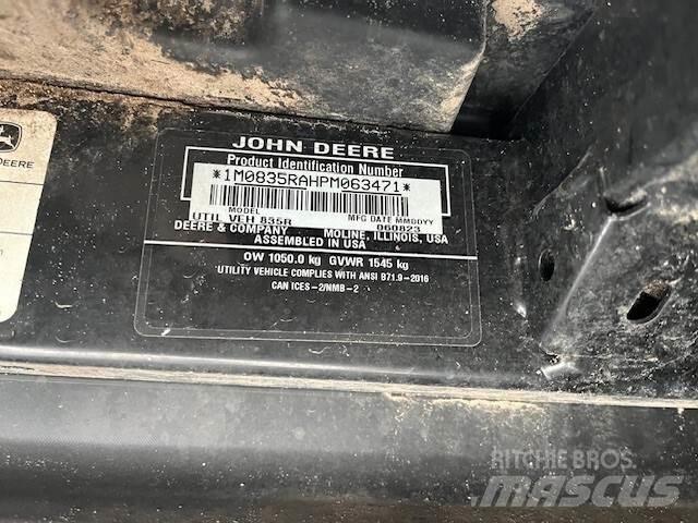 John Deere 835R Úžitkové vozne