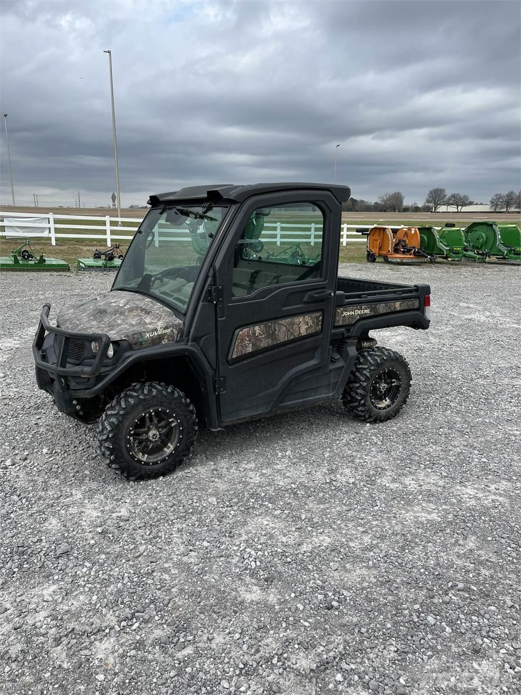 John Deere 835R Úžitkové vozne
