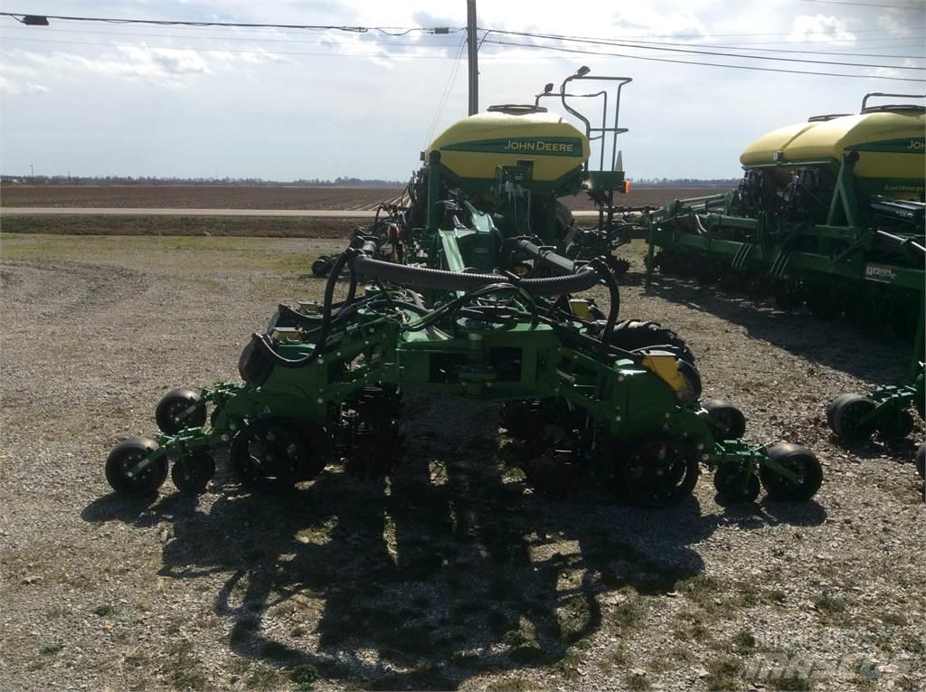 John Deere DR18 Sadiace stroje