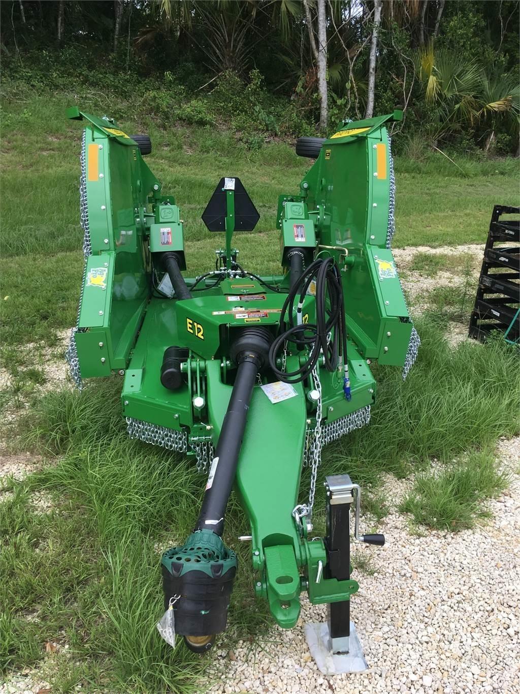 John Deere FC12E Drviče a rezače balíkov