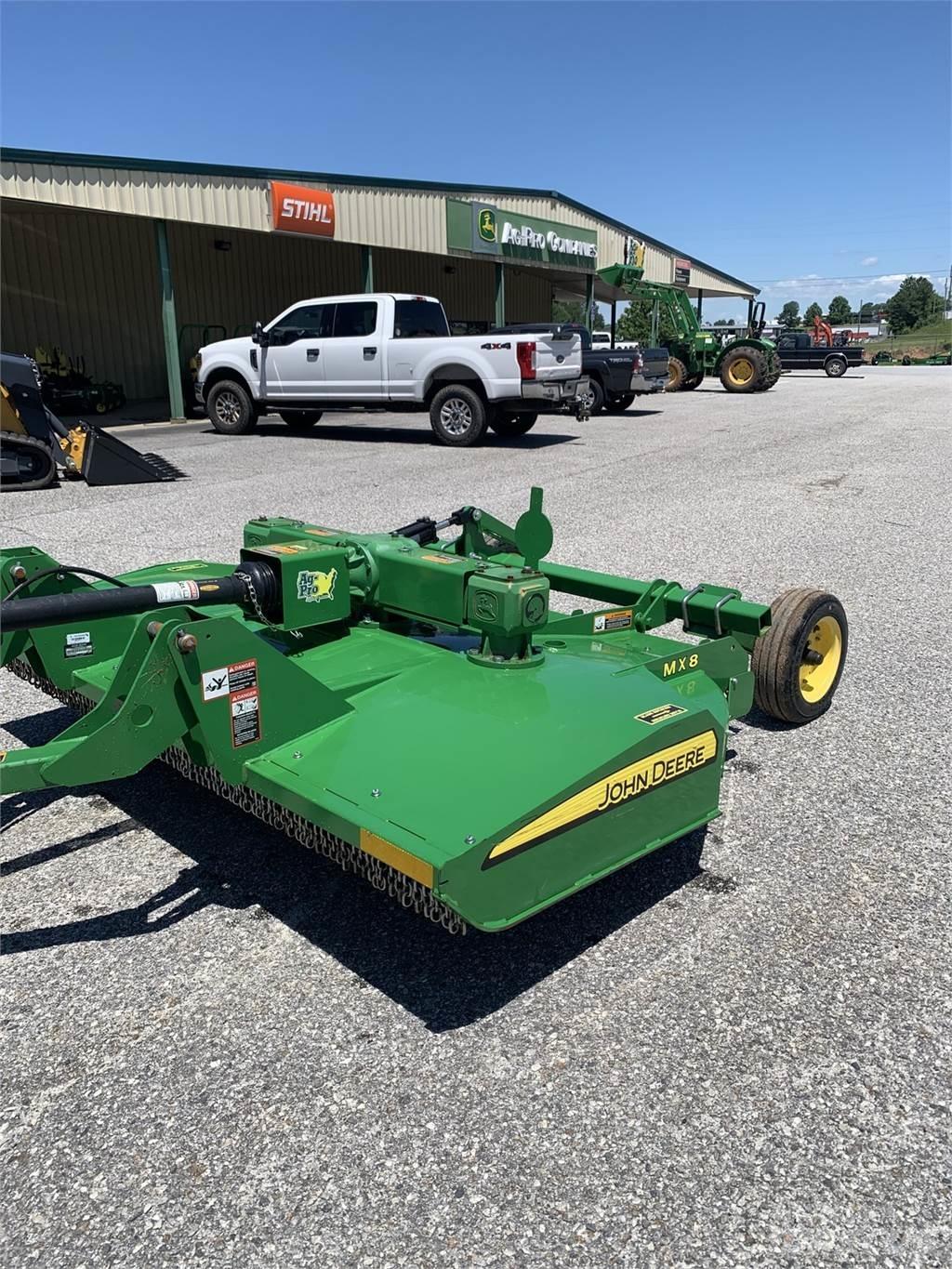 John Deere MX8 Drviče a rezače balíkov
