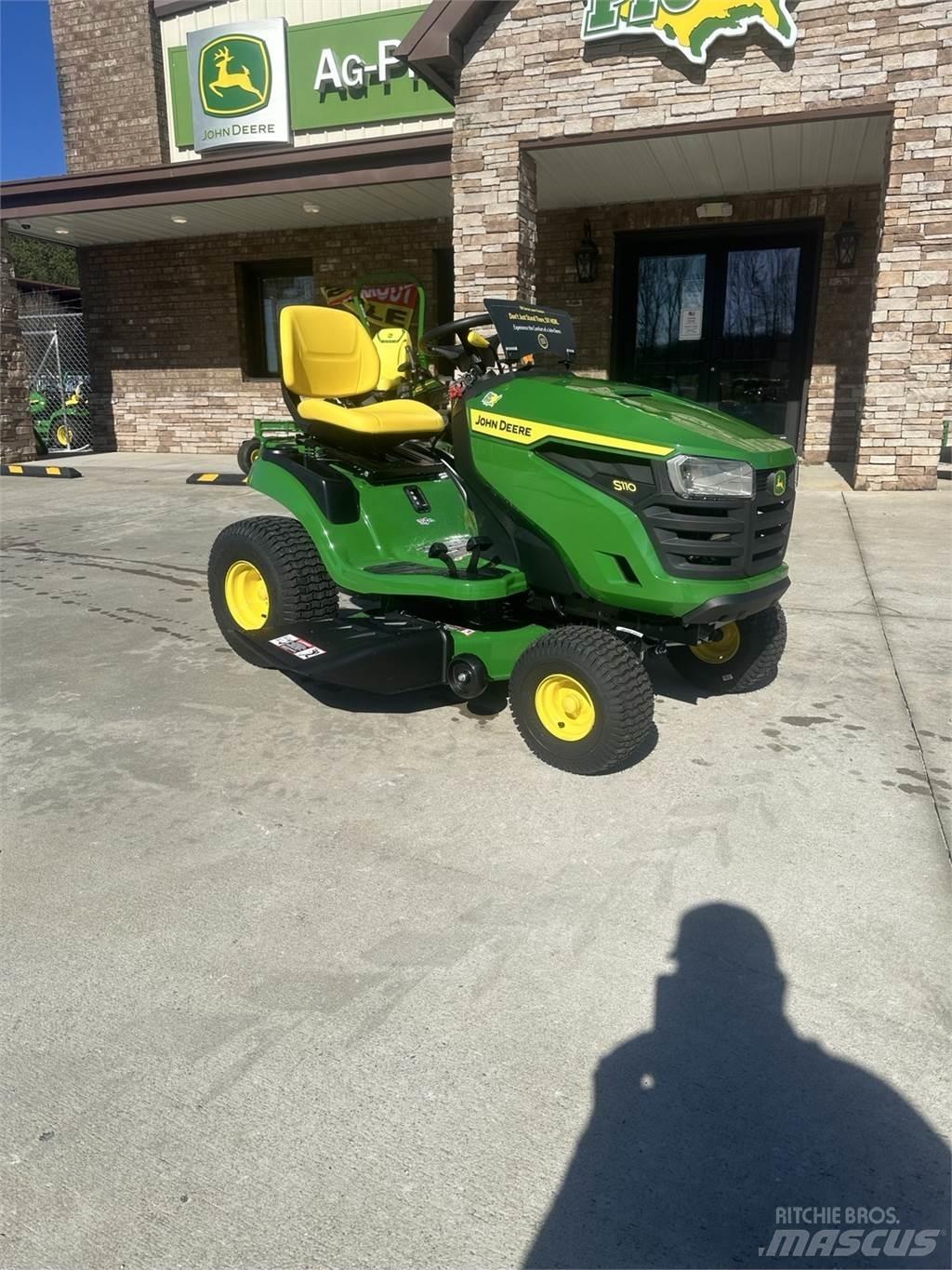 John Deere S110 Samochodné kosačky