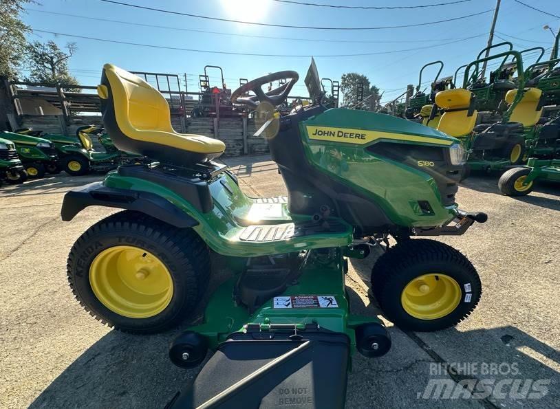 John Deere S180 Kompaktné traktory