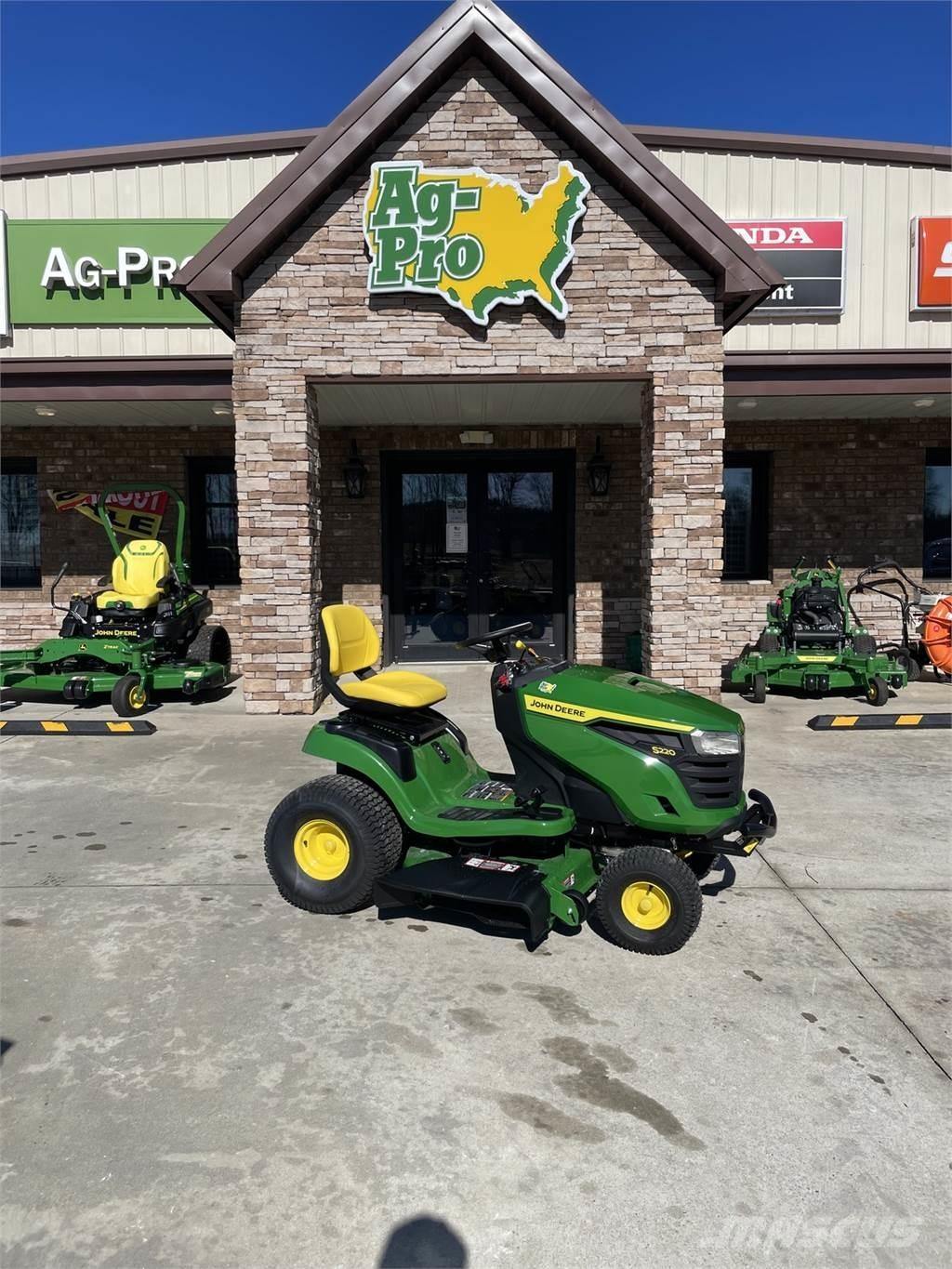 John Deere S220 Samochodné kosačky