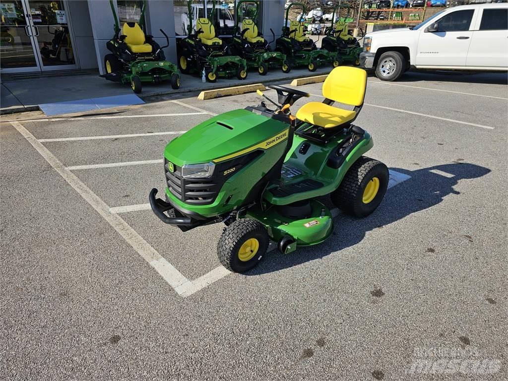 John Deere S220 Samochodné kosačky