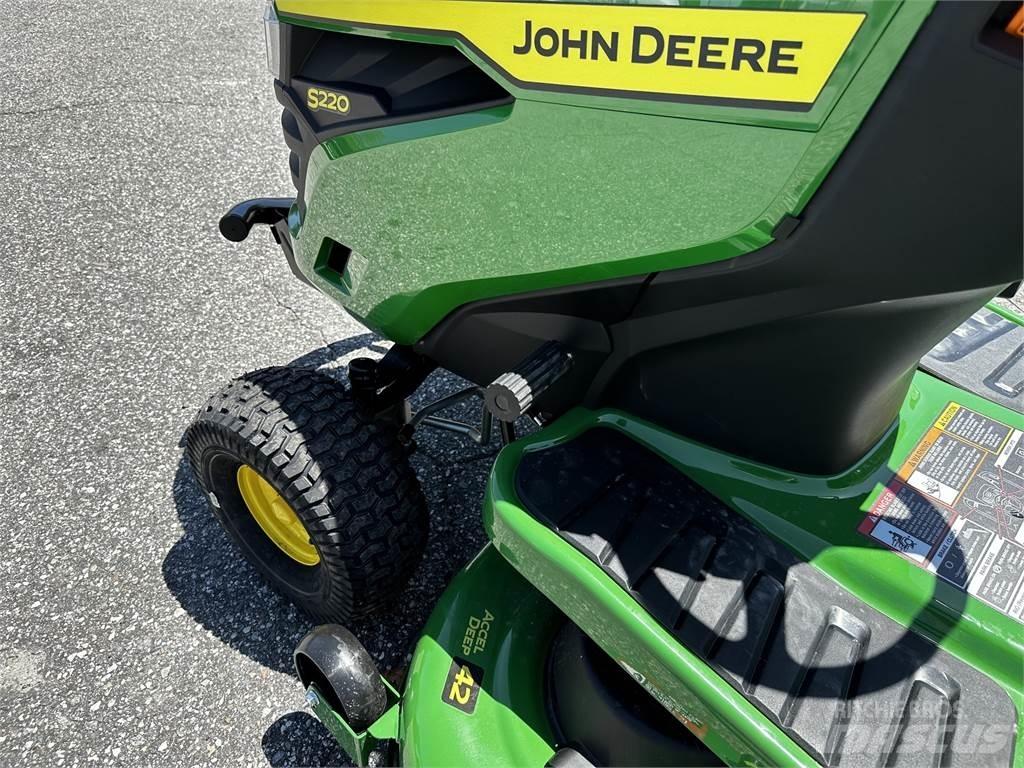 John Deere S220 Samochodné kosačky